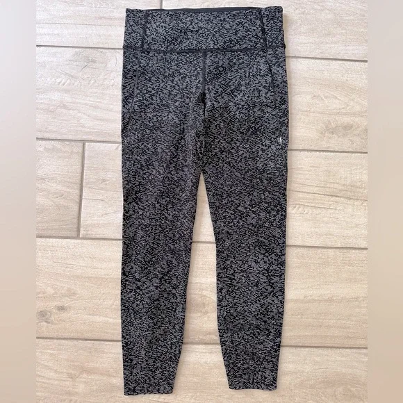 *SOLD*Lululemon Quick Pace 7/8 Cropped Soundwave Alpine Tights Size 6 - Picture 4 of 15
